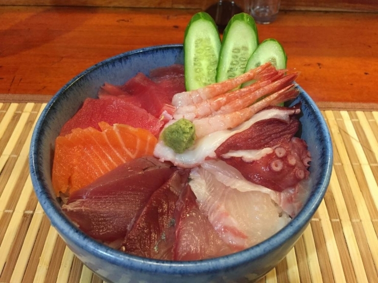 海鮮丼！ネタがてんこもり！