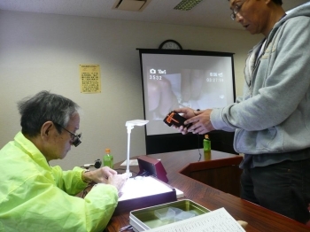 飯嶋さんの技を映し出す大画面（右）