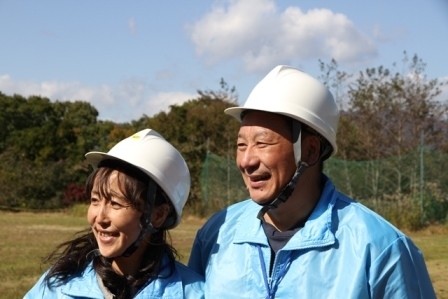 （左）市村さやかさん（右）市村一則さん。標高約900mの高原で、塩原高原大根を始め、<br>ほうれん草やベビーリーフ、春菊など数種類の野菜を栽培しています。　<br>