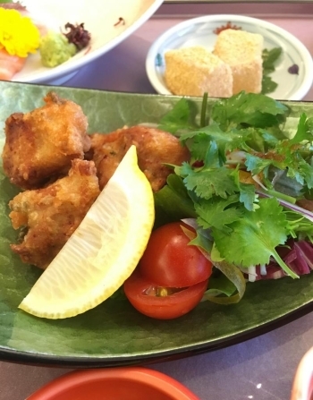 岡山パクチーが添えられている森林鶏唐揚げ。パクチーと一緒に食べても美味しかったです♪