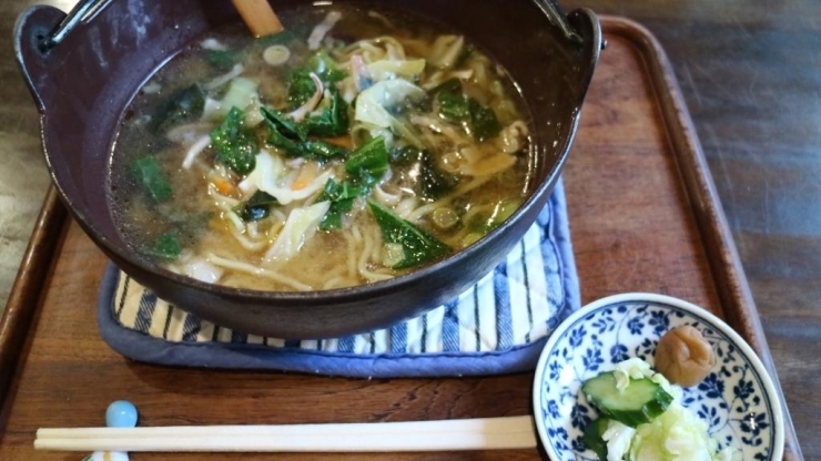 器は鉄鍋の太麺味噌ラーメン。<br>野菜・豚肉の他にイカも入っていてコクの感じられる優しい味噌味。<br>どんどん箸がすすみます♪