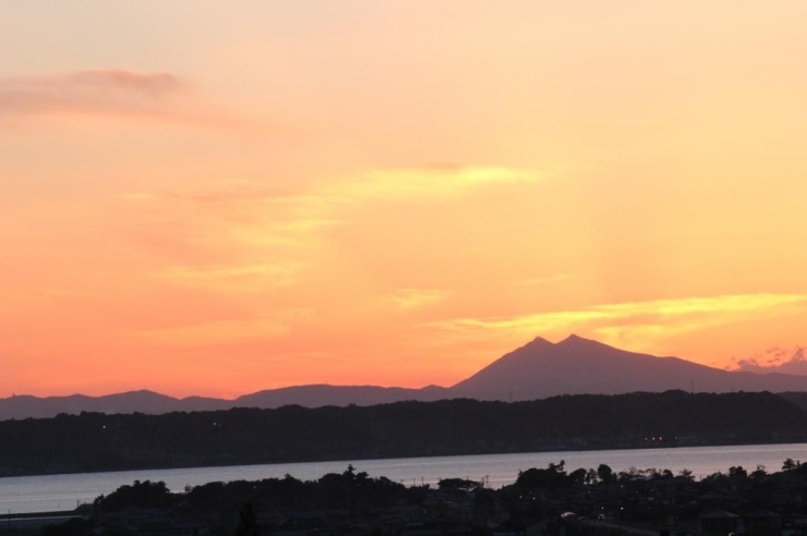 筑波山へと夕日が落ちる光景は一度見たら忘れられません