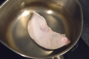【1】鍋に１リットルのお湯を沸かし、<br>白ワインと塩小さじ１を加える。<br>皮を取り除いた鶏胸肉を入れ極弱火にして<br>ぐつぐつ煮立たない程度のお湯で８分ゆでる。