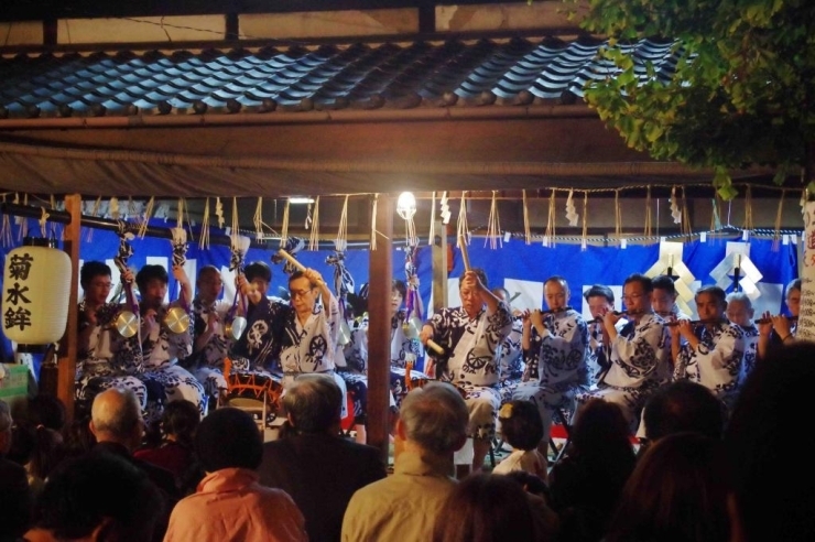 菊水鉾　奉納祇園囃子<br>こちらは大人に席を譲ってもらって、笛や太鼓の音色を楽しみます。