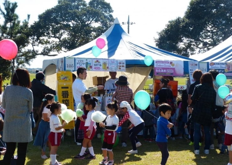 麻生幼稚園の園児たちは太鼓披露がありました。　演技が終わって、綿菓子を買ってもらったんだね。おいしそう（＾◇＾）