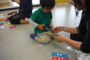 ハサミを上手に使って、チョキチョキチョキ✄