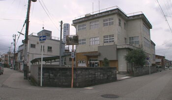 村木地区火の宮町にあります。<br>大通りから一本中に入った場所に建つ3階建ての建物です。