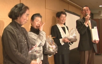 右から宮館長、長年職員を務めてきた朝野やよゑさんと寺崎稜子さん、お掃除を担当された吉崎信子さん