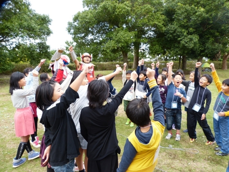 茨城県を守る『時空戦士イバライガー』にインタビューをする行方市内の小学生たち！
