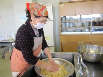 すりつぶした大豆と塩・麹をよく混ぜます