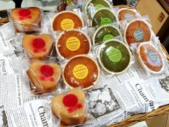 ハートのフィナンシェ（180円）<br>希少糖入りの新商品の焼き菓子も3種類並んでいます。