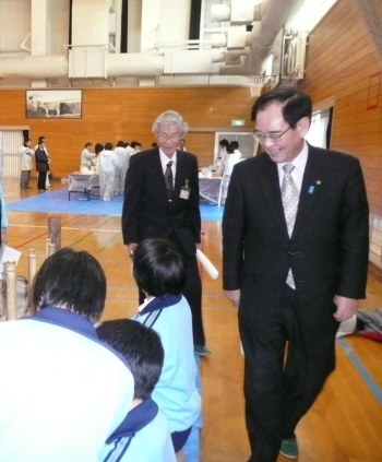生田中学校の造園工で、生徒たちを激励する阿部市長（右）。後ろは技連協の若月会長