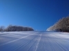 朝の冷えで「ギュッ」と鳴る締まった雪です。「良い天候に恵まれて週末スタートです。【木祖村スキー場】」