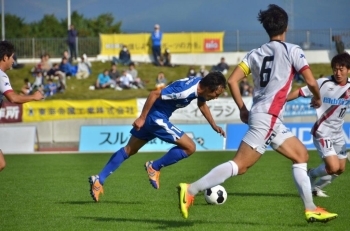 相手選手に競り勝ち、倒れずに突き進む！