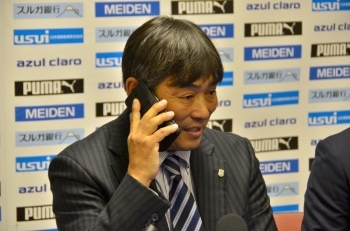 電話を受ける山本浩義代表