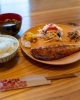 「【岩見沢の新名所】炭火の香りに包まれるランチ。今、地元で話題の《MARUTOMO》って？」