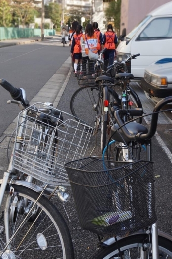 歩道にはみ出して停めている自転車。車いすや杖の人は通れません。(※イメージです）