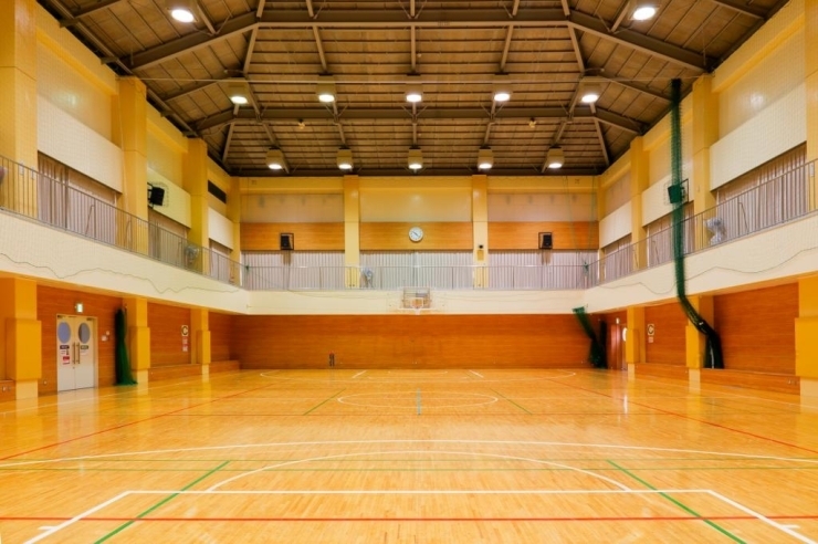 バスケットコート1面分の広さ、天井まで12ｍの高さがある体育館