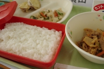【なめがたの日】献立　　・豚肉どんぶり（米豚）・牛乳・さつまいもの天ぷら・レンコンサラダ