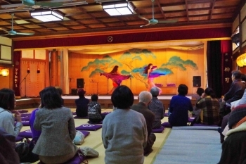 舞台では地域の方も混じってイベントを盛り上げていました。