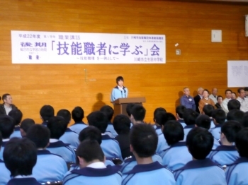 生田中学校閉会全体会で謝意を表す生徒代表