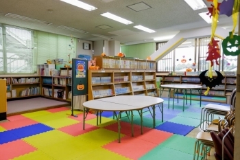 子どもたちに人気の本が揃う図書室