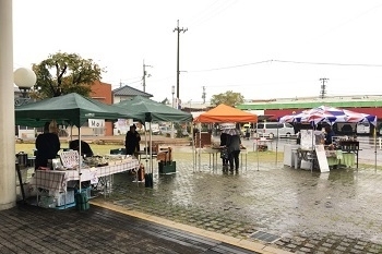 お外にもブース。雨は大変です…。