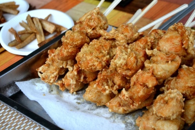 屋台では唐揚げやたこ焼き、焼きそば、豚汁など温かい食べ物が立ち並びました