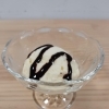 バニラアイス　チョコソース添え