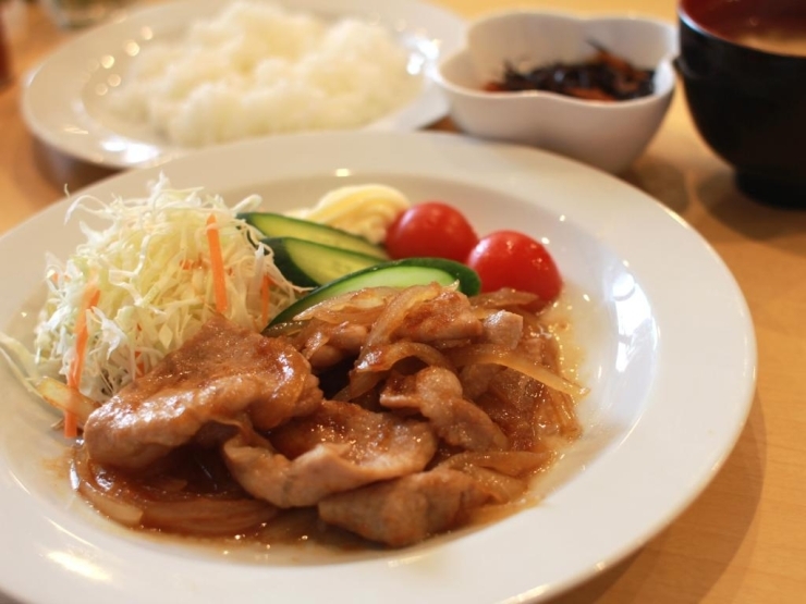 生姜焼きは濃い目の味付けなのでご飯がすすみます♪大盛りでもいただけそうです♪