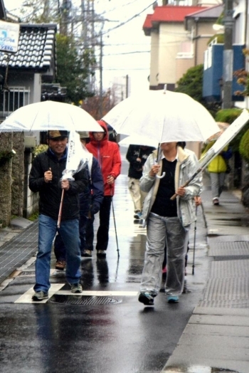 降りしきる冷たい雨の中の道のり