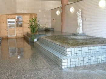 源泉掛け流しの大浴場「ピラミッド元氣温泉」