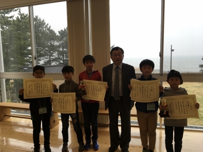 第一回　永作杯こども将棋大会　表彰式後の記念撮影「茨城県と千葉県で　将棋教室の生徒を募集します。」