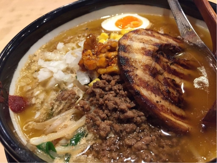 オススメの「濃厚特味噌ラーメン　930円（税込）」　トロける炙りチャーシューとタマネギの甘さ・胡桃香味油の香ばしさが絶妙にマッチ♪