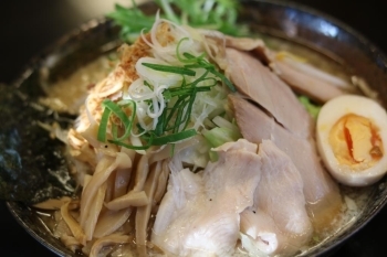 豚湯（ぶーたん）太麺特製　１０００円