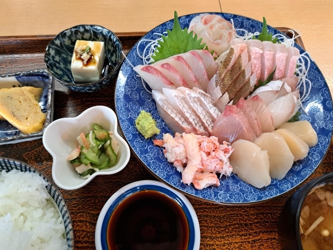 刺身盛り合わせ定食1900 円「煮魚＋刺身盛り合わせのランチ1600円」