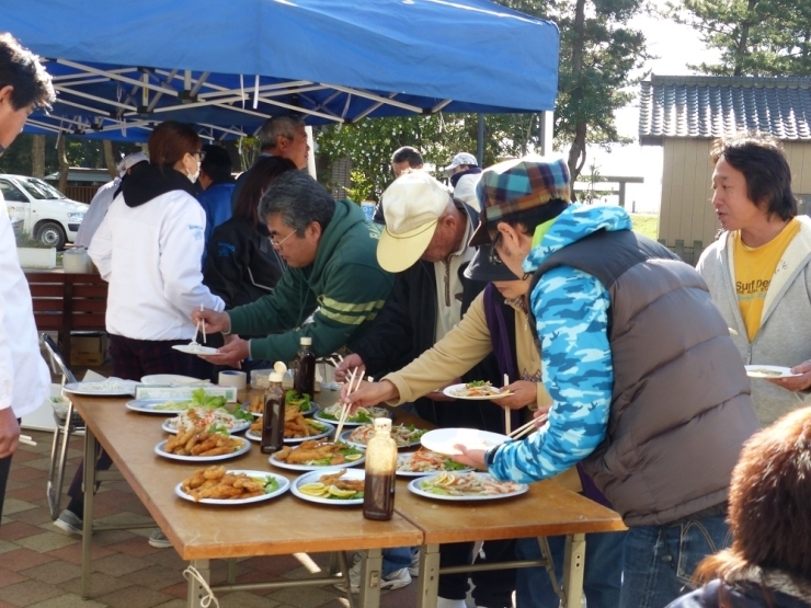 食事用のワカサギは漁師さんたちが準備してくれたものです。フライやマリネはコテラスで調理してくれたアツアツを食べました（≧▽≦）