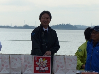 抽選をする鈴木市長も楽しそうです。