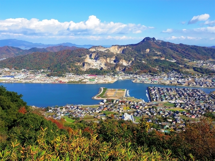 正面に見える採石場の後方は淡路島方面