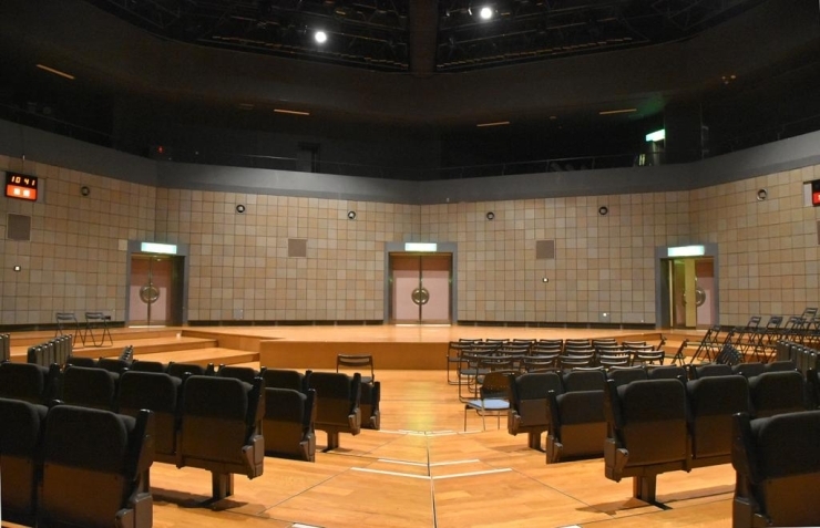 音楽・演劇などの発表会や講演会に活用される小ホール