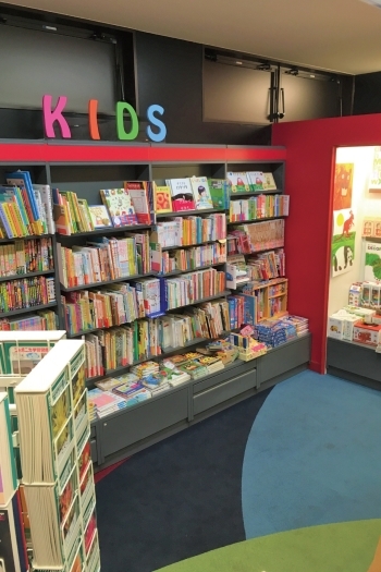 ベビーカーも入りやすいキッズコーナー。
お子様と一緒に絵本を。「CHIENOWA BOOK STORE（チエノワ ブック ストア）」