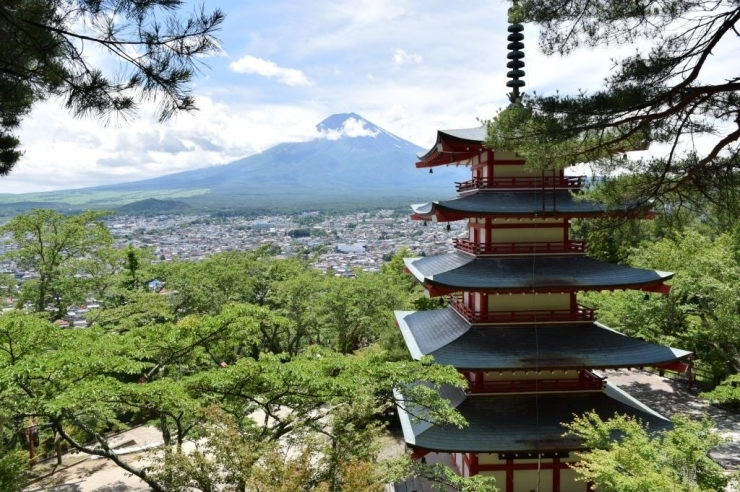  外国人観光客に人気の新倉山浅間公園（山梨県富士吉田市）です。五重塔と富士山を同時にフレームに収められる和の雰囲気を感じられる絶好の撮影スポットです。<br>【  カツオ  さんからの投稿】<br>