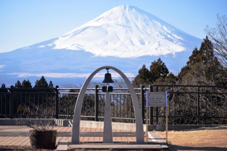 富士八景の湯付近にある乙女駐車場からの景色です。ハッピーコールベルも富士山型をしており、親子のような関係性も素敵だと思います。<br>【 カツオ さんからの投稿】