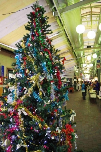 商店街のど真ん中に巨大なクリスマスツリー。