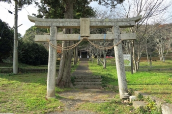 【鳥居】<br>瀬戸公園入り口に立つ一の鳥居