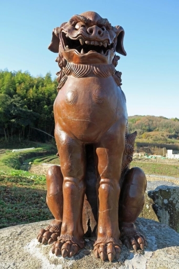 【狛犬】<br>岡山県に見られる備前焼の狛犬。当社は特に大型で凜々しい。