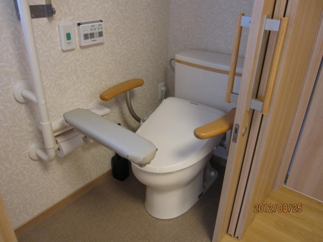 「うわぁ～　楽そう！　うちにも欲しいトイレの手すり！！ 　老人ホーム見学速報　（寝屋川　枚方　門真　守口　四條畷　大東　交野　高齢者　住まい　住宅　介護　相談　相松　大谷　紹介　情報　老人ホーム　前田組 北河内）」