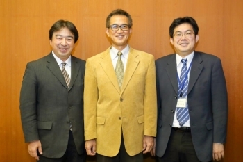 日本薬科大学 田坂秀貴さん、津川博光さん、天野崇教さん (左から)