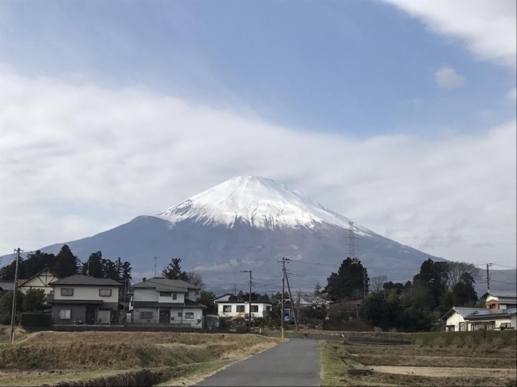 カーテンのような雲をバックに聳える富士山<br>【君の名は さんからの投稿】