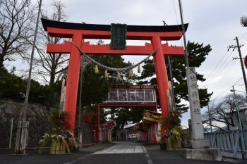 五社稲荷社　中に月次祭の露天が並びます